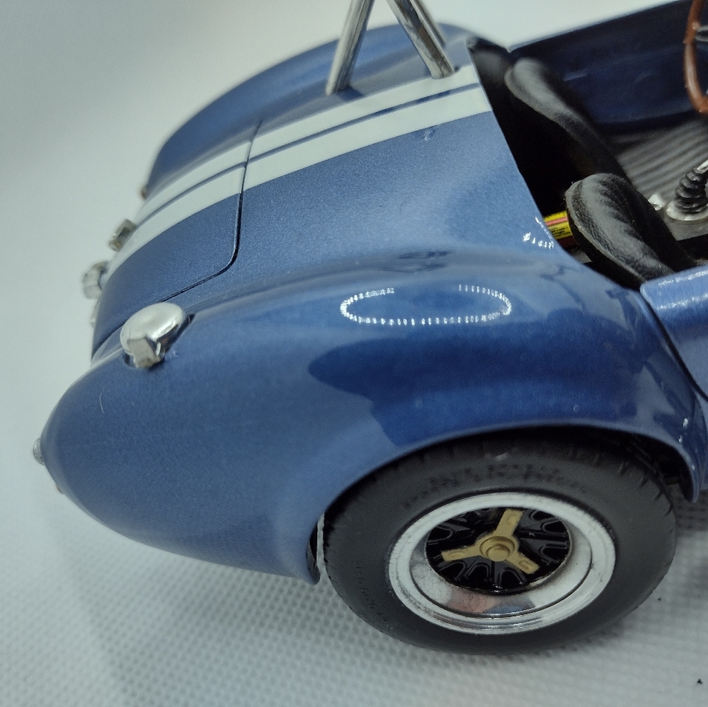 Shelby Cobra Convertible 1964 1:18 scale - Picture 5 of 7
